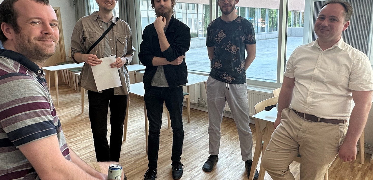 Fysikerna Stuart McAlpine och Jens Jasche med fysikstudenter