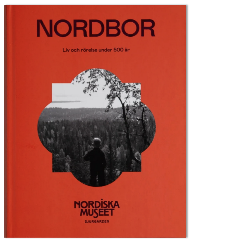 Rött bokomslag med svartvitt foto i mitten