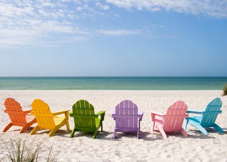 Sommar färgglada solstolar sandstrand.