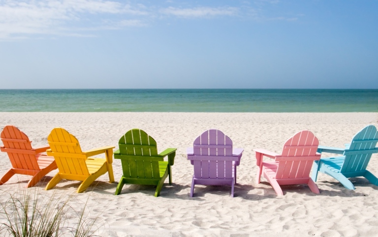 Sommar färgglada solstolar sandstrand. 