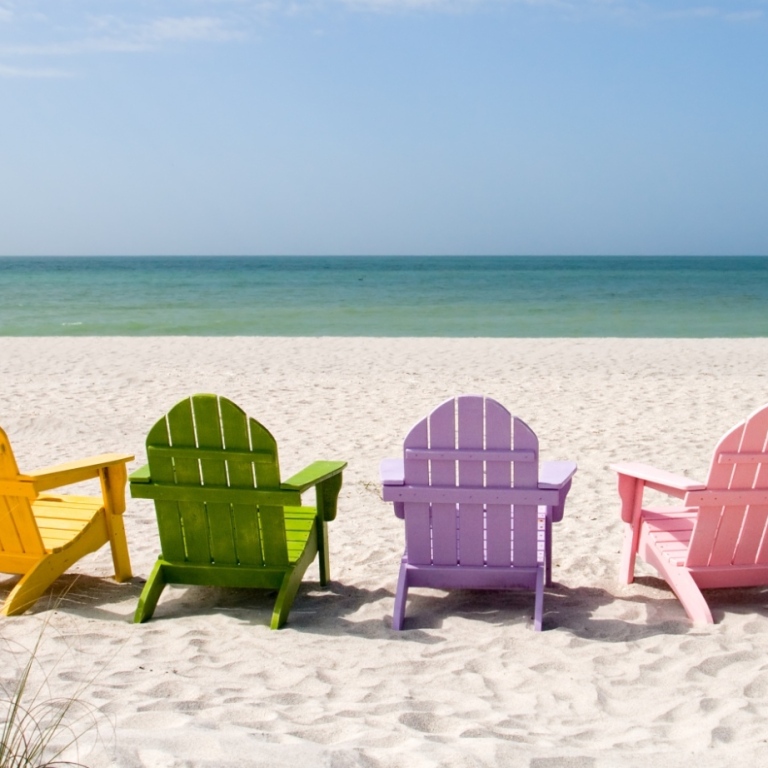 Sommar färgglada solstolar sandstrand. 