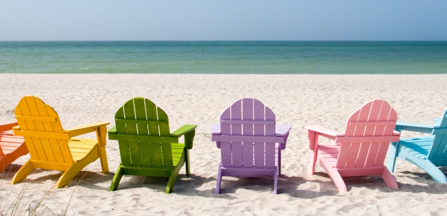 Sommar färgglada solstolar sandstrand. 