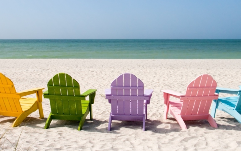 Sommar färgglada solstolar sandstrand. 