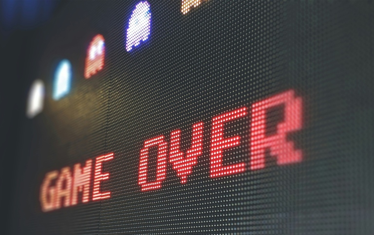 En dataskärm med texten "Game Over".
