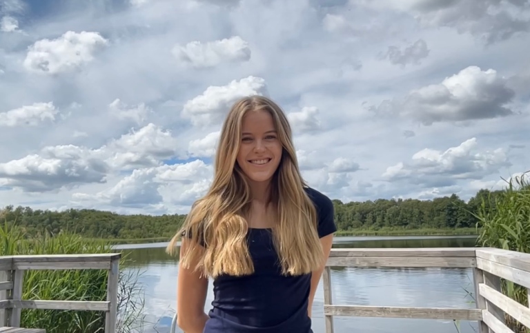 Vendela Kennemyr, gymnasiestudent som tar kurser på Fysikum