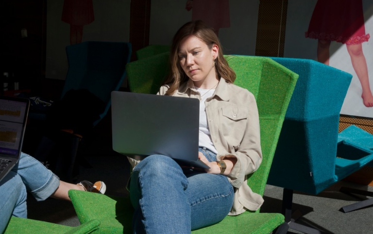 Student med laptop på läsplats i Studenthuset.