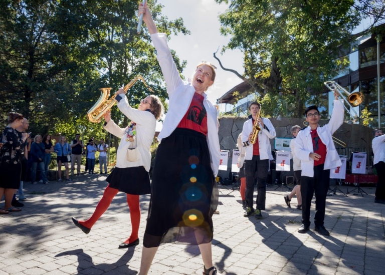 Fyra SU-medarbetare spelar blåsinstrument för nya studenter på välkomstdagen.