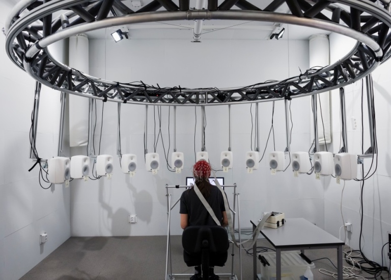 Kvinna som deltar i försök i ljudlaboratoriet. Foto: Jens Olof Lasthein
