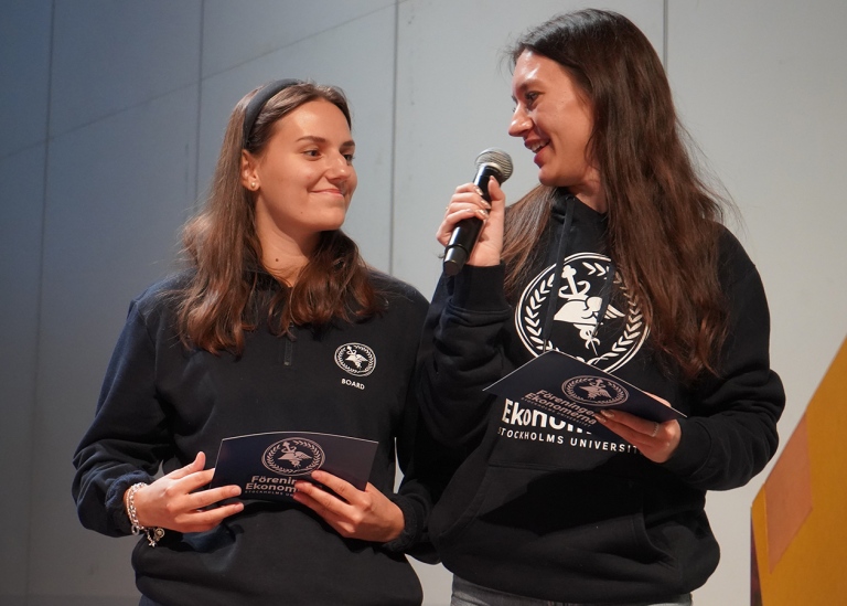 Chairperson Magdalena Zadroga and Vice-Chairperson Sophie Seppälä presented Föreningen Ekonomerna.