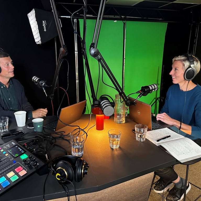 Peter Andersson och Klara Hussenius poddar