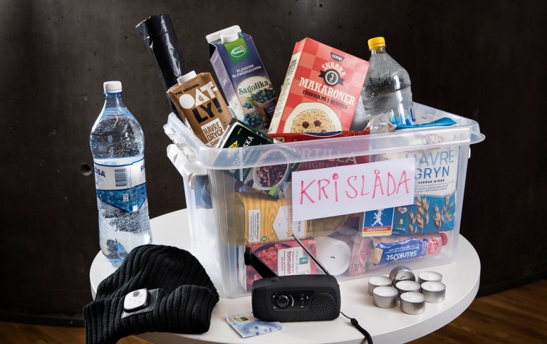 Plastlåda med mat och andra nödvändiga saker vid kris. Märkt krislåda.