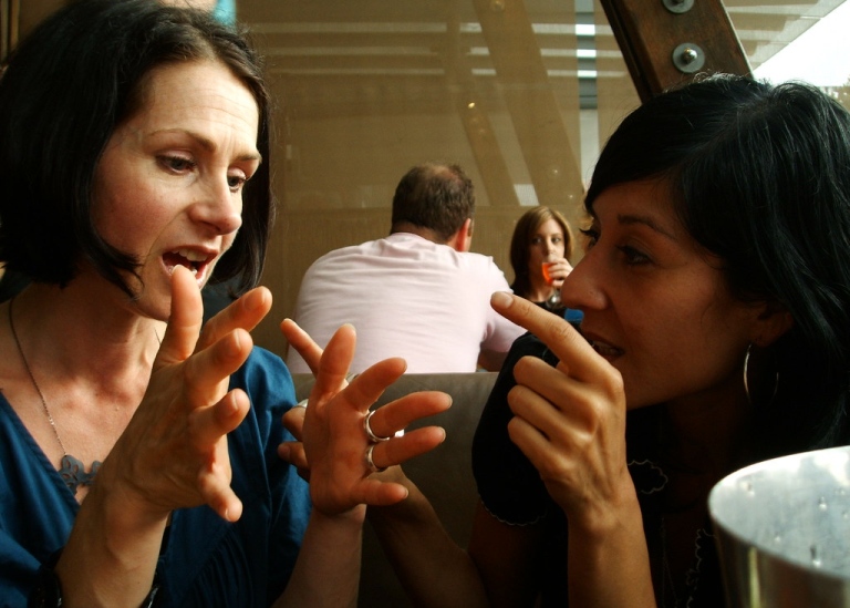 Två forskare i lingvistik diskuterar.