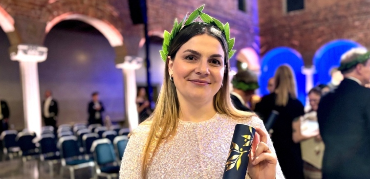 Aleksandra Adler med sin lagerkrans och diplom.