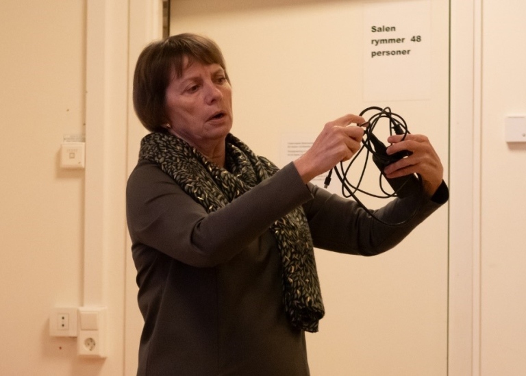 Ylva Engström håller upp ett trassel av sladdar.
