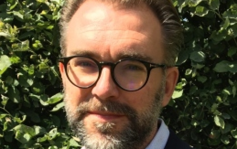 Johan Brandtler med grönska i bakgrunden.