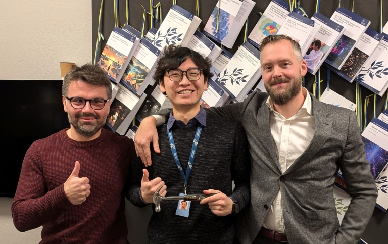 Panagiotis Papapetrou, Zhendong Wang och Isak Samsten under spikningsceremonin på DSV.