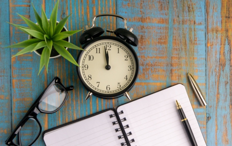 Gammal analog klocka som snart slår 12