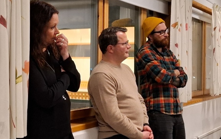 Monica Ekberg, Adrian Glinqvist och Ivo Todorov står och lyssnar till diskussionen.