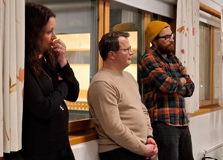 Monica Ekberg, Adrian Glinqvist and Ivo Todorov standing listening to the discussion.