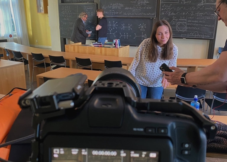 Eleonora Svanberg blir filmade framför en svart tavla där de löser flera mattetal.