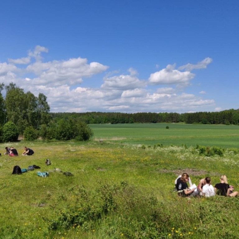 Öppet landskap med personer.