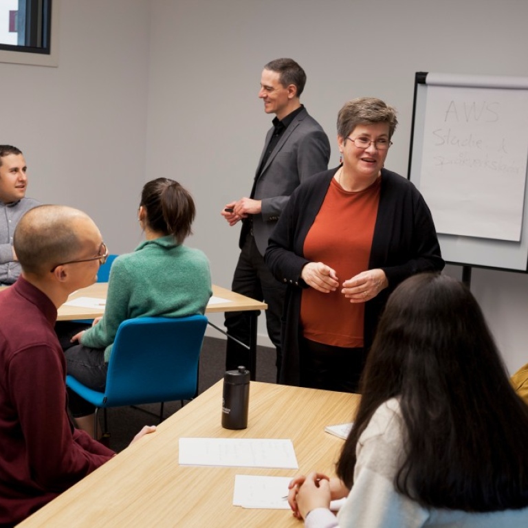 Studenter i seminarierum med två pedagoger som håller workshop. 