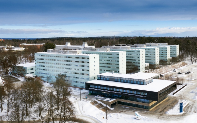 Drönarbild av Södra huset och Studenthuset med snö på marken