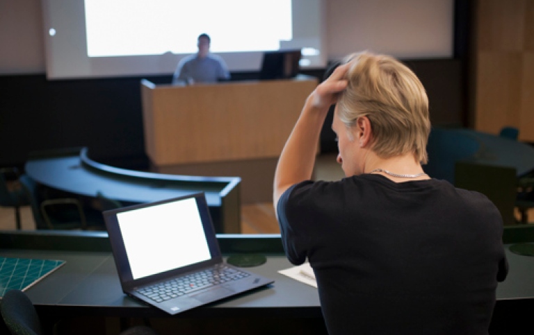 Student sitter vid en dator