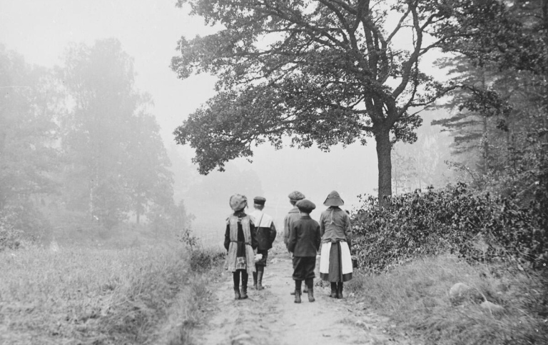 Statarbarn från Saltsjö-Duvnäs på väg till Skuru skola i Saltängen ca 1910.