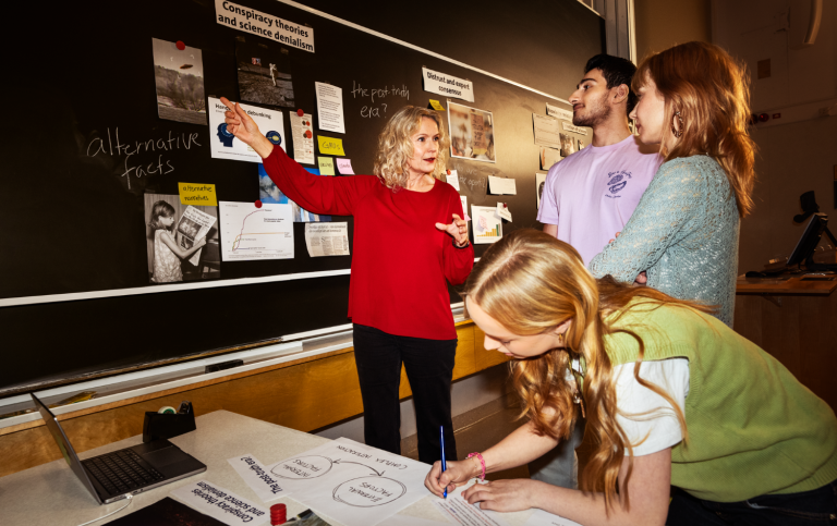 Åsa Wikforss med några studenter.