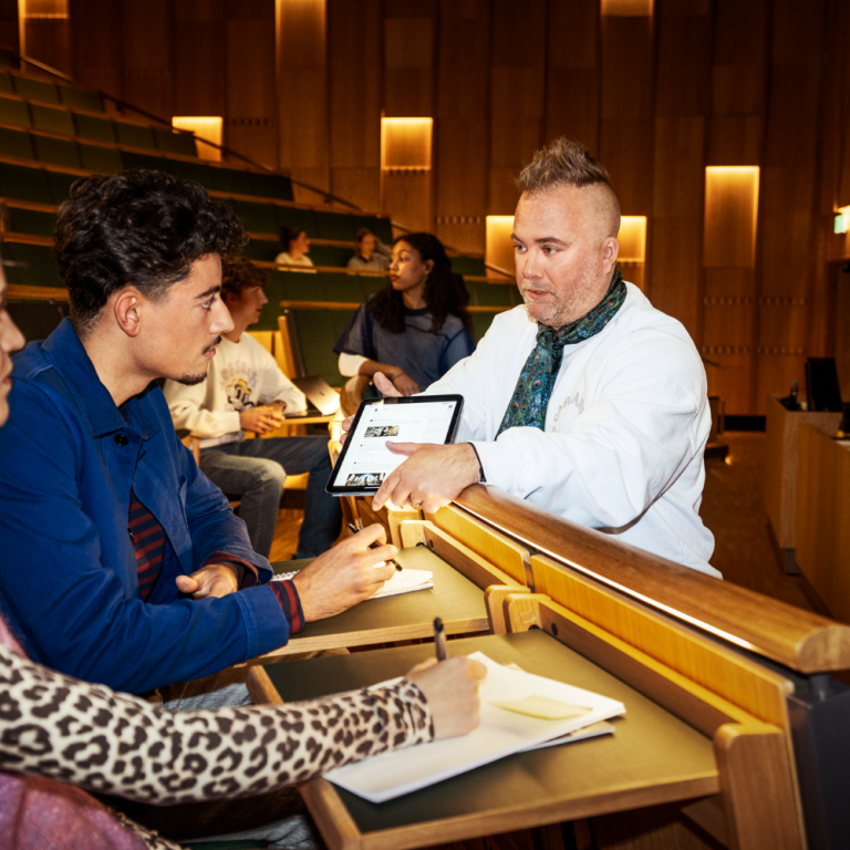 Researcher Mårten Schultz with some students.