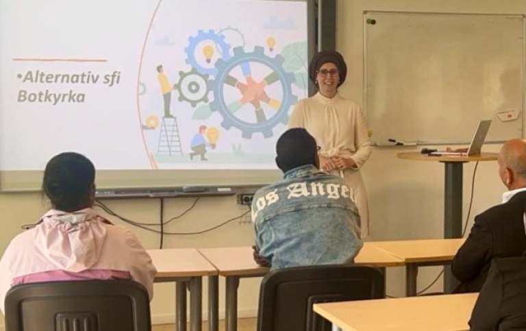 Anwar Katran i ett sfi-klassrum