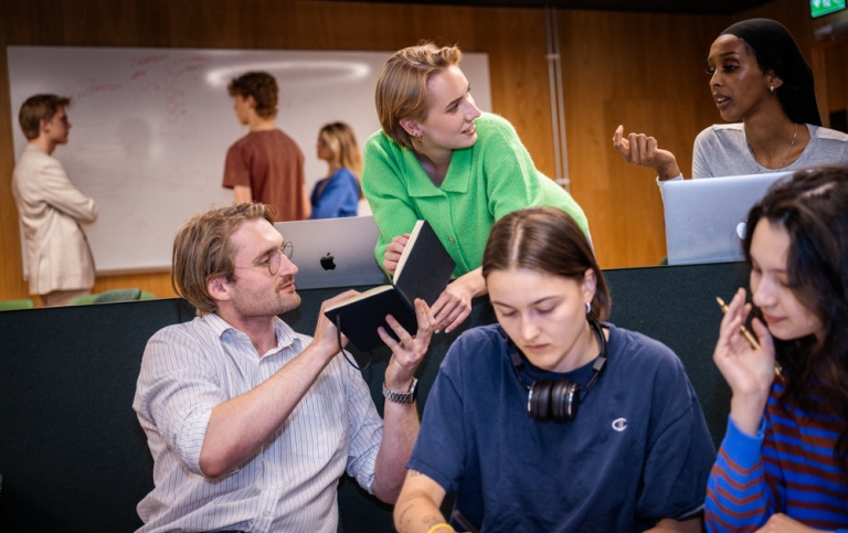 Studenter i en aktiv undervisningssituation. Foto: Kristian Pohl