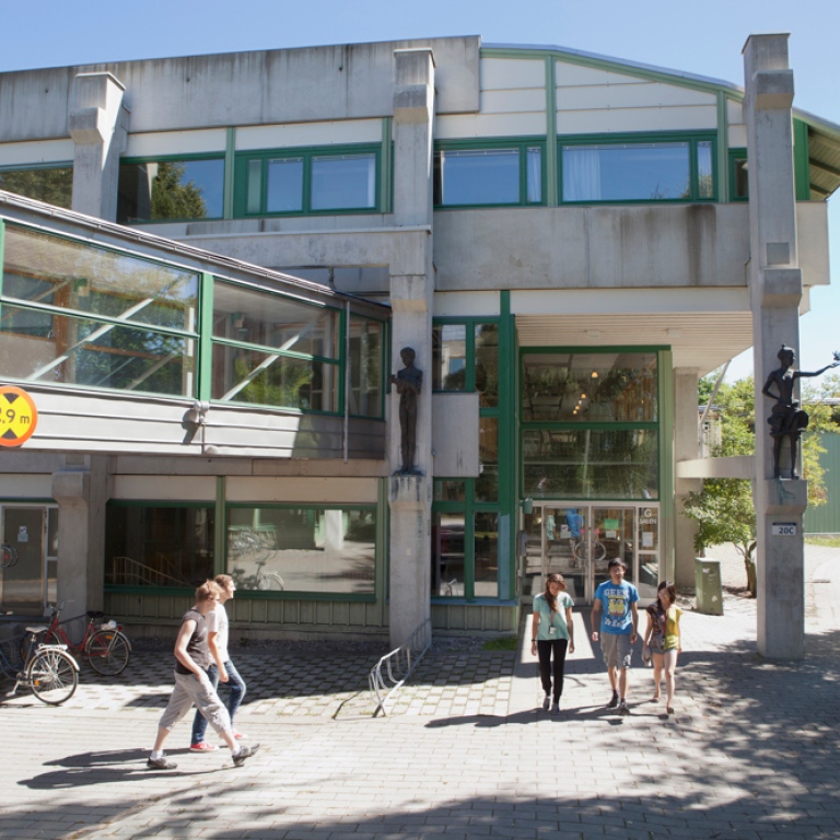 Entrén till en stor gul byggnad