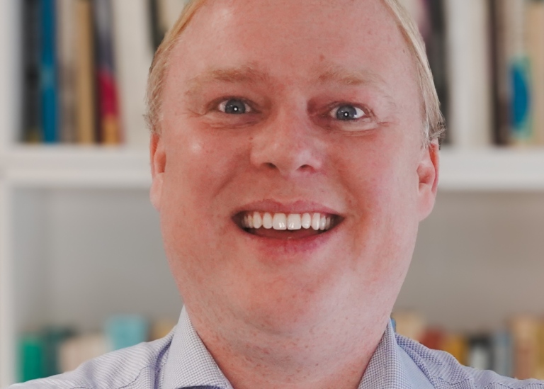 Foto av Rense Nieuwenhuis, leende.