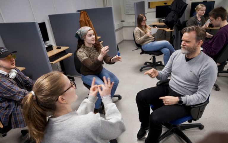 Undervisning i grupp i teckenspråk.