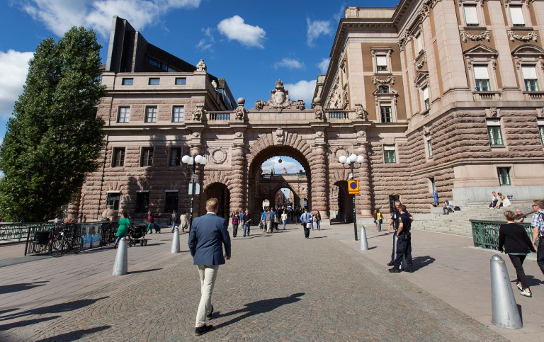 Gata som leder fram till officiell byggnad med portal