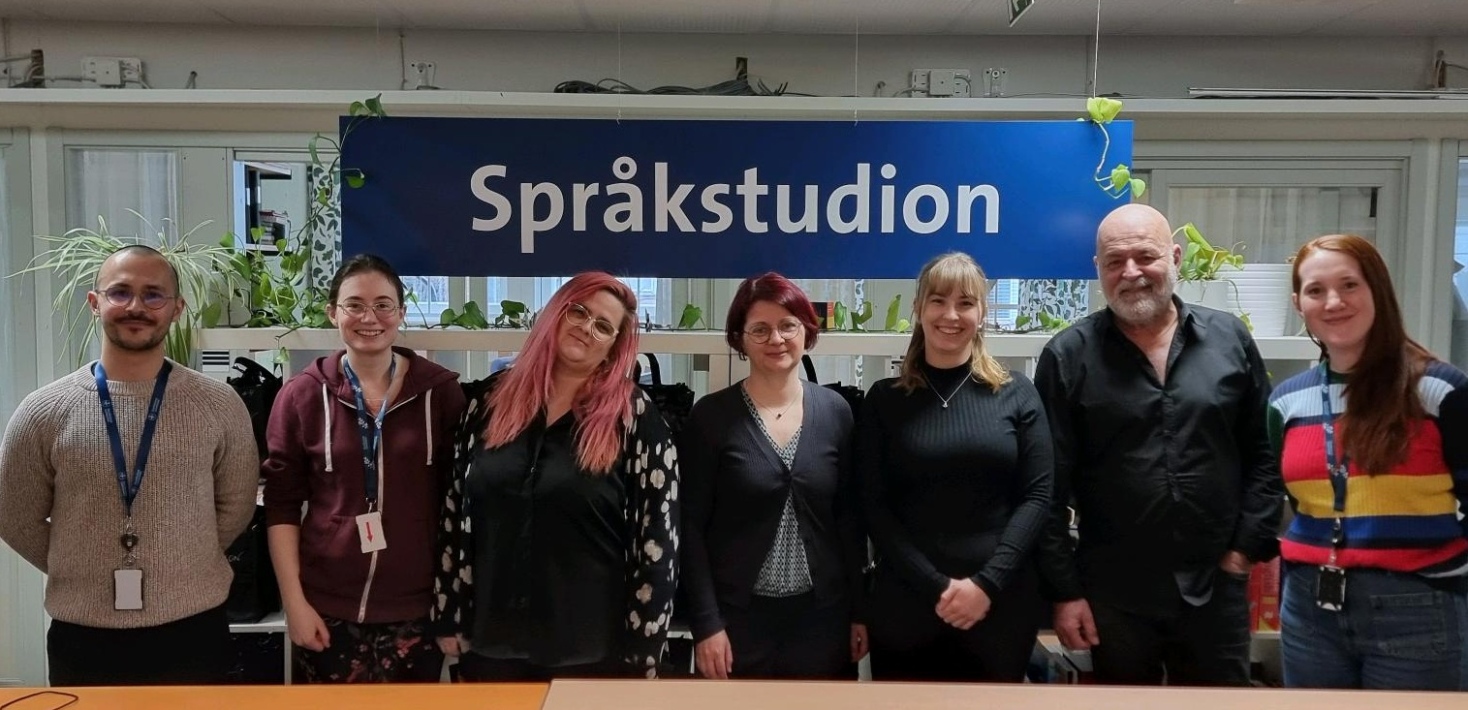 Foto på Margareta Strasser tillsammans med Språkstudions personal i Språkstudions reception