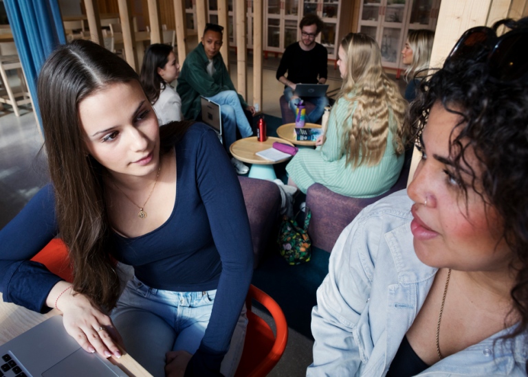 Studenter som studerar och umgås i NPQ-huset, Frescati.