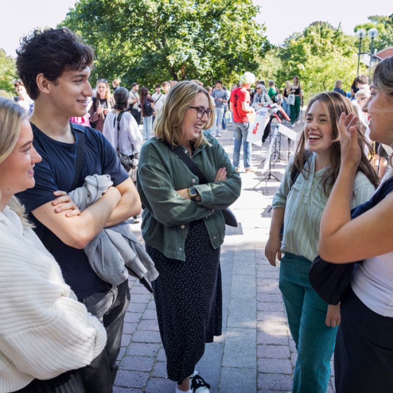 En grupp studenter utanför Aula Magna på Välkomstdagen.