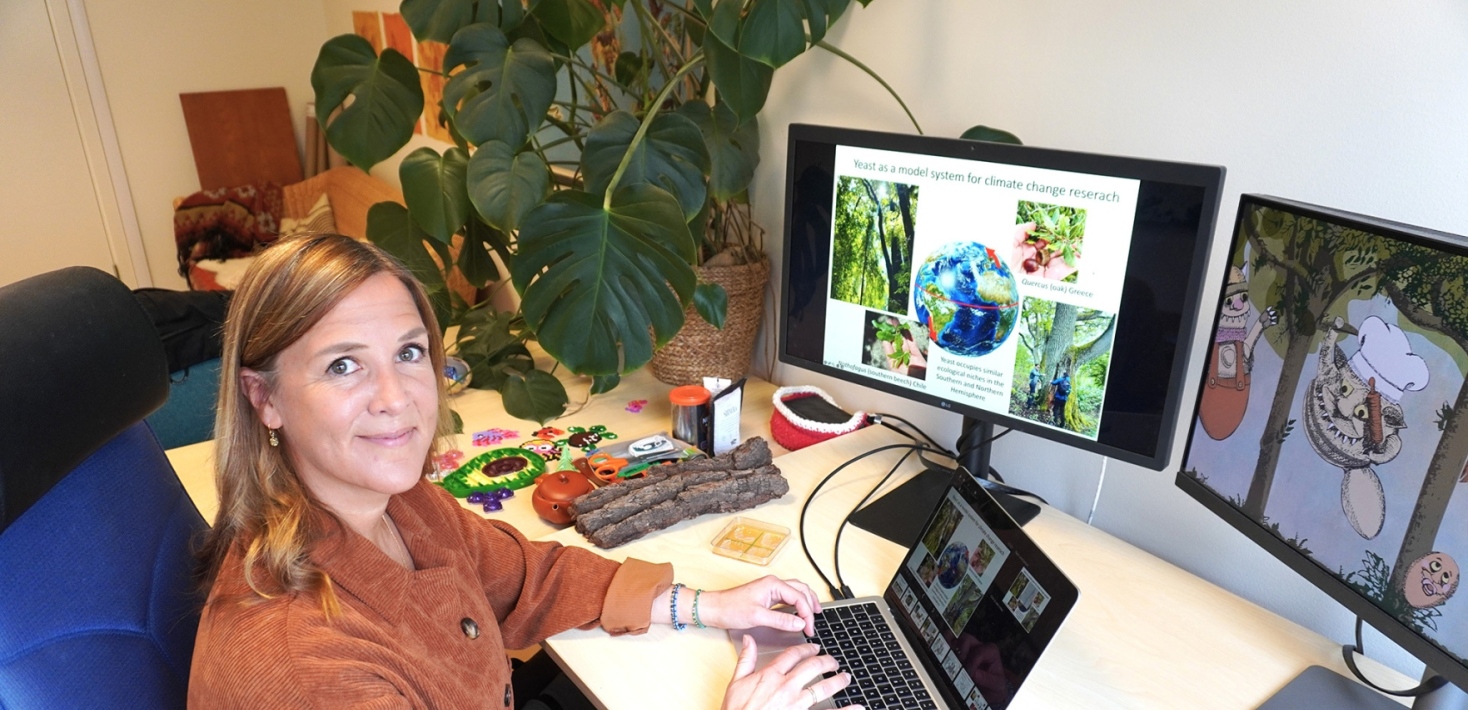 Rike Stelkens vid datorn på sitt kontor