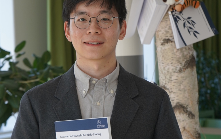 Qinglin Ouyang with his PhD thesis "Essays on Household Risk-Taking"