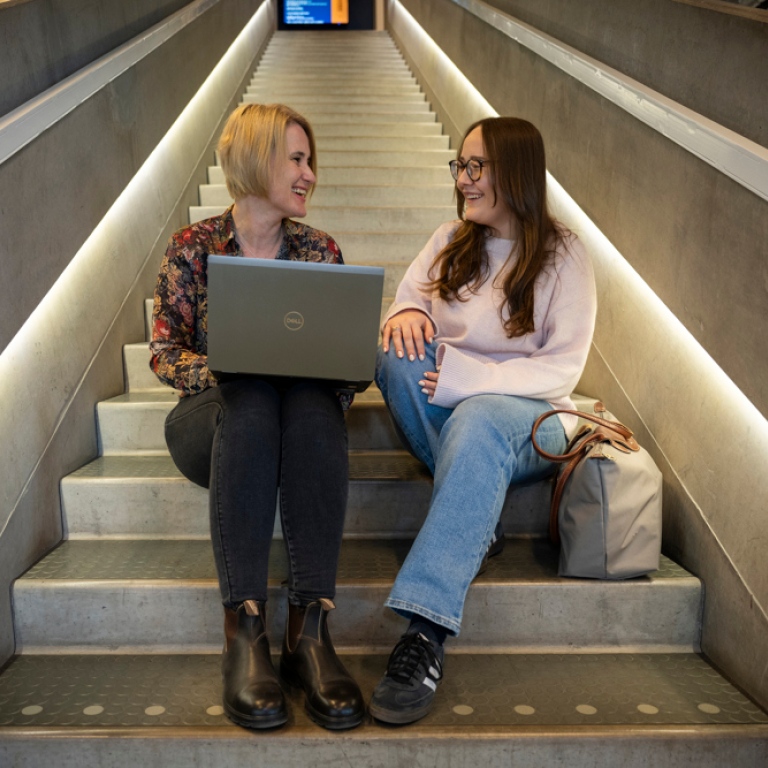 A degree administration officer and a student in Studenthuset.
