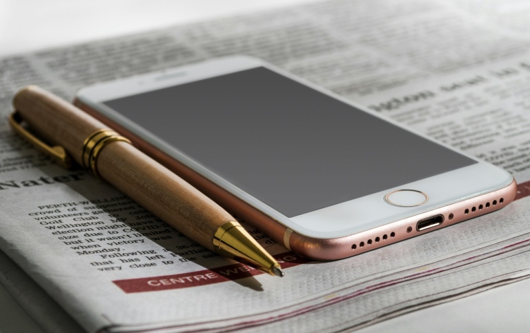 Mobiltelefon och tidning