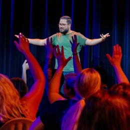 The deaf stand-up comedian Florian Tirnovan on stage.