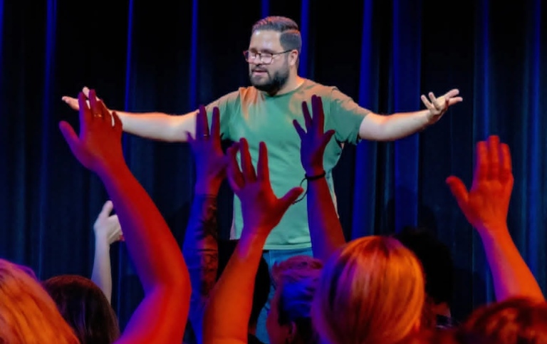 The deaf stand-up comedian Florian Tirnovan on stage.