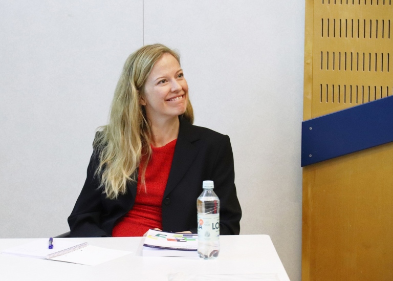 En leende Agneta på sin disputation