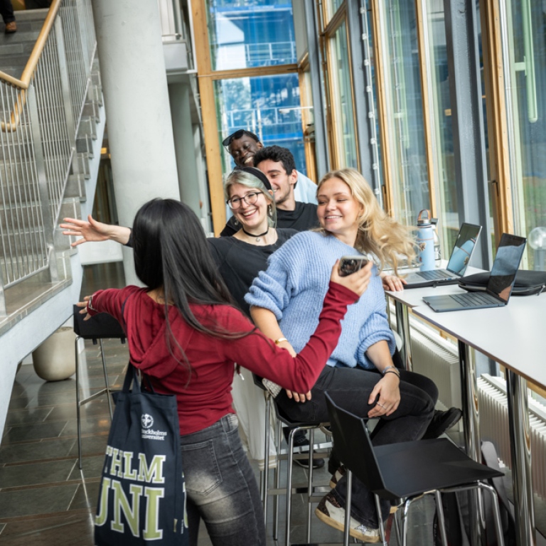 Glada studenter möts i Geovetenskapens hus.