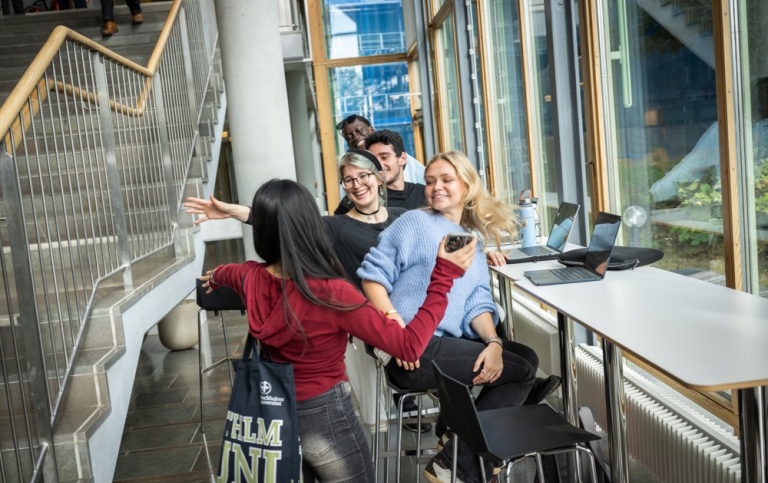 Glada studenter möts i Geovetenskapens hus.