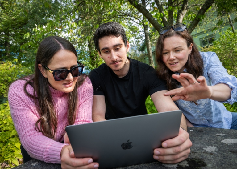 Studenter tittar på laptop.